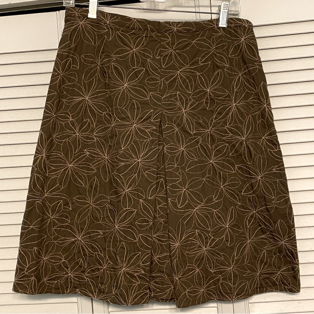 New York and Company brown skirt with cream embroidery, pleat in front, size 6